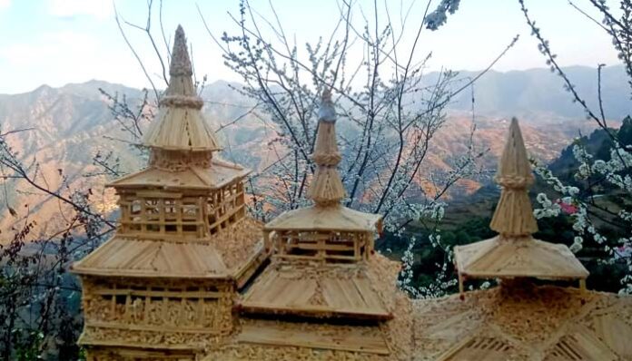 शिक्षक पंकज सुन्दरियाल ने माचिस की एक लाख तीलियों से दो साल में बनाया महासू देवता मंदिर