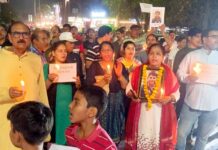 गोकुल शर्मा हत्याकांड मामले में अब तक आरोपी की गिरफ्तारी न होने से नाराज लोगों ने आज फिर कैंडल मार्च निकालकर किया प्रदर्शन