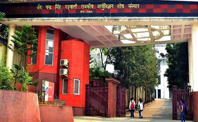 महिला प्रशिक्षु डॉक्टर के साथ अभद्रता करना पड़ा मंहगा, मेडिकल कॉलेज प्रशासन ने पुरूष इंटर्न को तीन सप्ताह के लिए किया सस्पेंड