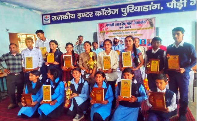 बोर्ड एवं गृह परीक्षाओं में उत्कृष्ट प्रदर्शन करने वाले छात्र-छात्राओं एवं उनके अभिभावकों को प्रतिभा सम्मान समारोह में किया सम्मानित