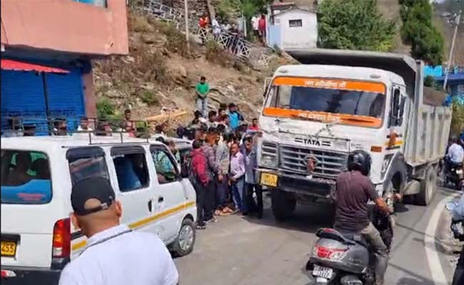 पौड़ी में दर्दनाक हादसा: डंपर की चपेट में आने से बाइक सवार युवती की मौत