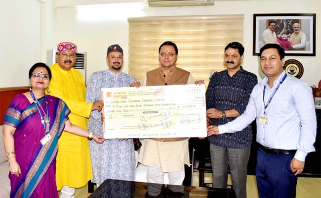 महाराज ने मुख्यमंत्री को सौंपा चार धाम यात्रियों की दुर्घटना सुरक्षा बीमा का चैक