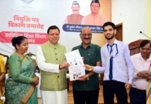 सीएम धामी ने राजकीय पॉलिटेक्निक कॉलेजों के 212 छात्रों को सौंपे नियुक्ति पत्र