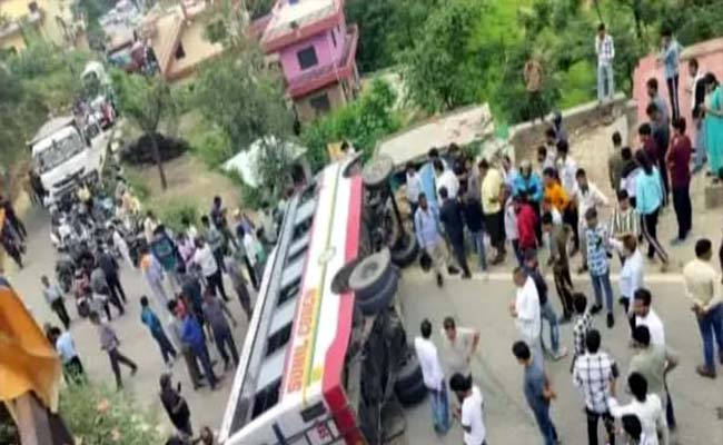 अल्मोड़ा-हल्द्वानी हाईवे पर बड़ा हादसा, KMOU की सवारियों से भरी बस सड़क पर पलटी bus accident on Almora-Haldwani highway