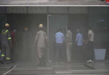 नोएडा के लॉजिक्स मॉल में लगी आग, मची अफरा-तफरी logix mall noifa fire