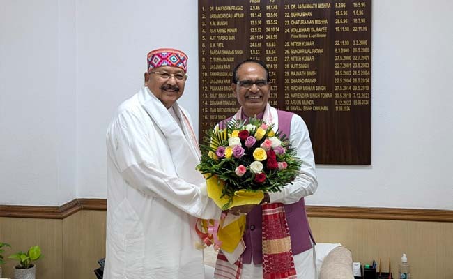 केंद्रीय कृषि मंत्री शिवराज से मिले महाराज, किसानों की आय बढ़ाने के लिए टीक, सफेद चंदन उगाने के लिए डी नोटिफाई करने को कहा