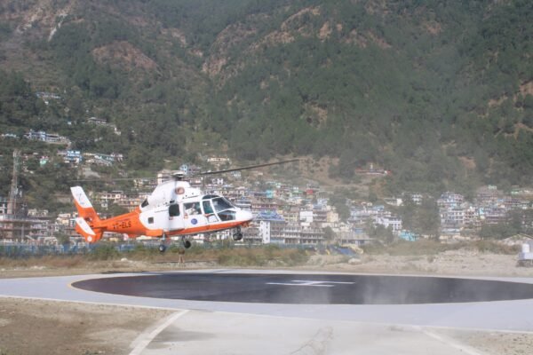 मुख्यमंत्री पुष्कर सिंह धामी ने सहस्त्रधारा हेलीपैड से जोशियाड़ा हेलीपैड के लिए हेली सेवा का शुभारंभ, पहली उड़ान का आगमन होते ही हेलीपैड पर पुष्पवर्षा कर लोगों ने हर्षोंल्लास किया व्यक्त