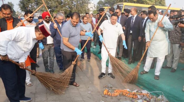 सीएम धामी ने राज्य स्थापना दिवस के पूर्व दिवस पर लगाया झाड़ू, स्वच्छता का दिया संदेश