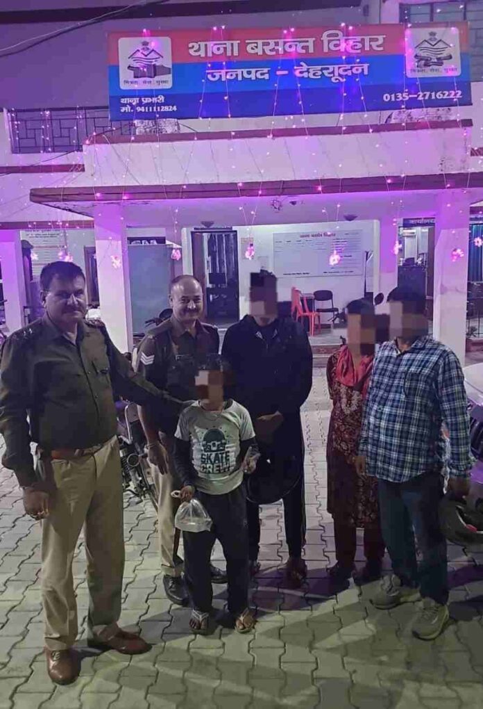 ऑपरेशन स्माइल के तहत दून पुलिस की एक और कामयाबी, बिछड़े मासूम को परिजनों से मिलवाकर लौटाई परिवार की खुशियां