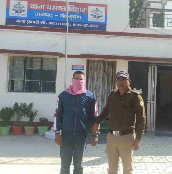 दून पुलिस की गिरफ्त में आया शातिर कबूतरबाज, लाखों की धोखाधड़ी में शामिल अभियुक्त गिरफ्तार