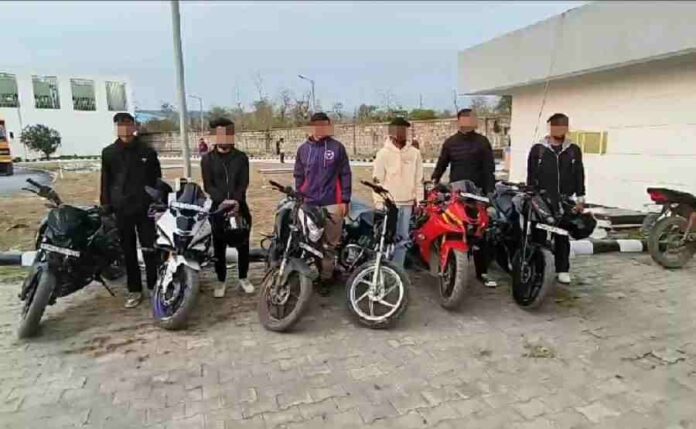 स्टंटबाज़ों के सिर से दून पुलिस ने उतारा स्टंटबाज़ी का भूत, बाइक पर स्टंटबाजी कर रहे 6 स्टंटबाज़ों के पुलिस एक्ट में किये चालान, वाहन सीज