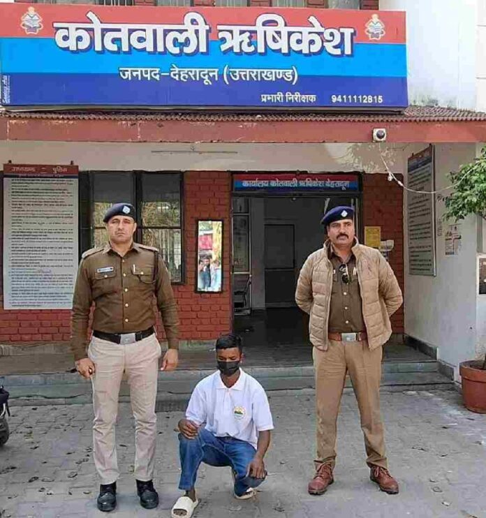 नकली बंदूक लेकर चढ़ा कंधे पर, लैंडिंग हुई सीधे जेल में, ऋषिकेश क्षेत्र में रैली के दौरान नकली बंदूक लहराकर रौब झाड़ने वाले युवक को पुलिस ने किया गिरफ्तार