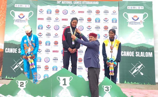 38वें नेशनल गेम्स में उत्तराखंड ने जीता तीसरा गोल्ड, बैडमिंटन में ऐतिहासिक प्रदर्शन 2 सिल्वर सहित जीते 4 पदक, देखें अंक तालिका किस नंबर पर है Reena Sen won gold medal in canoe slalom competition in 38th National Games
