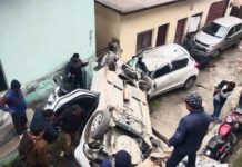 पौड़ी-कोटद्वार मार्ग पर हादसा, अनियंत्रित होकर सड़क से नीचे गिरी कार, 4 लोग गंभीर घायल car accident on Pauri-Kotdwar road