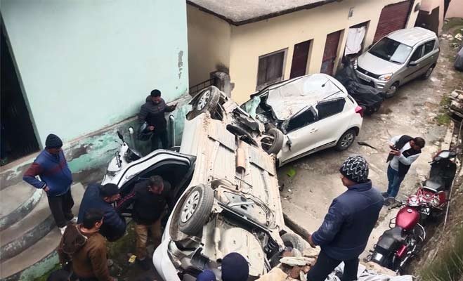 पौड़ी-कोटद्वार मार्ग पर हादसा, अनियंत्रित होकर सड़क से नीचे गिरी कार, 4 लोग गंभीर घायल car accident on Pauri-Kotdwar road