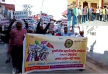 पुरानी पेंशन बहाली की मांग को लेकर कार्मिकों ने पौड़ी, श्रीनगर, देहरादून में निकाली रैली, काली पट्टी बांध जताया यूपीएस का विरोध