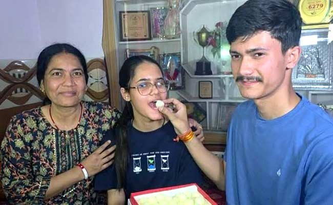उत्तराखंड बोर्ड की टॉपर अनुष्का ने सरकारी विद्यालय से पढ़ाई कर जेईई मेंस में भी पाई सफलता