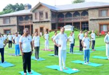 मुख्यमंत्री आवास परिसर में किया गया योगाभ्यास, सीएम धामी ने अधिकारियों और कर्मचारियों के साथ किया योग