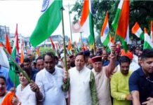सीएम धामी ने जनप्रतिनिधियों, हजारों की संख्या में युवाओं, महिलाओं एवं बच्चों के साथ तिरंगा यात्रा का किया नेतृत्व