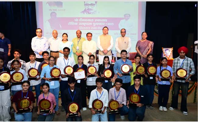 मुख्यमंत्री धामी ने मेधावियों छात्रों को किया पुरस्कृत, बीते चार साल में रिकॉर्ड 25 हजार युवाओं को पारदर्शिता के साथ मिली सरकारी नौकरी
