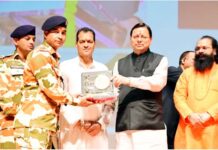 मुख्यमंत्री पुष्कर सिंह धामी में आपदा में सहयोग वाले कर्मियों को किया सम्मानित