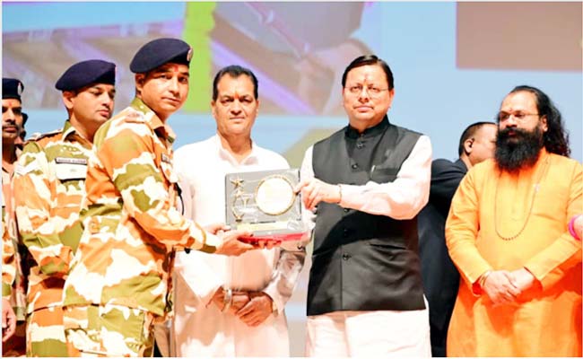 मुख्यमंत्री पुष्कर सिंह धामी में आपदा में सहयोग वाले कर्मियों को किया सम्मानित