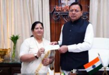 पर्वतारोही बछेंद्री पाल ने मुख्यमंत्री राहत कोष में दी 10 लाख रुपये की राशि