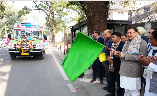 गढ़वाल समग्र स्वास्थ्य सेवा परियोजना की मोबाइल मेडिकल यूनिट को मुख्यमंत्री ने हरी झंडी दिखाकर किया रवाना