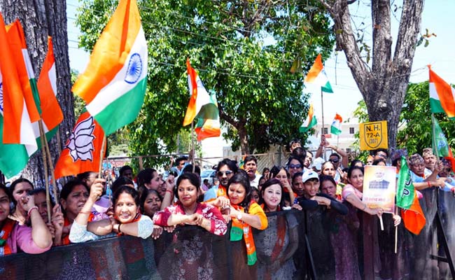 देवभूमि में प्रधानमंत्री का भव्य स्वागत, 12 किमी लंबे रोड शो में बड़ी संख्या में उमड़े लोग