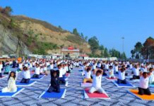12वें अंतर्राष्ट्रीय योग दिवस पर जनपदभर में योग की धूम: योग, मतदान एवं नशा मुक्ति की दिलाई गई शपथ