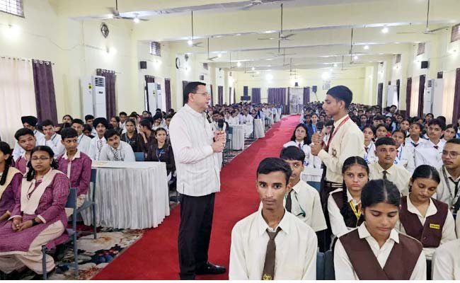 युवाओं ने मुख्यमंत्री धामी से समसामयिक विषयों पर किया प्रत्यक्ष एवं निर्भीक संवाद।